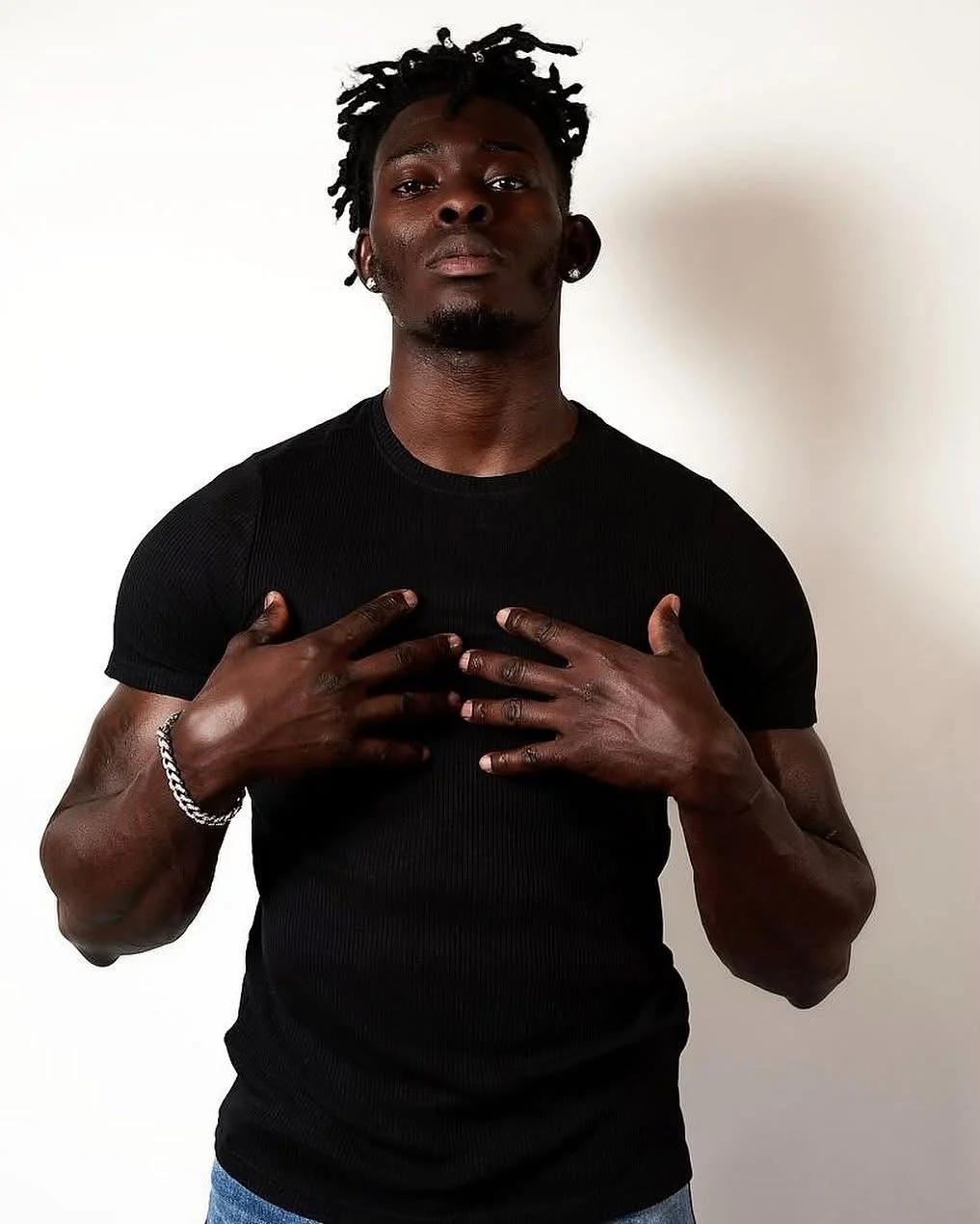Retrato frontal de Leon con camiseta negra